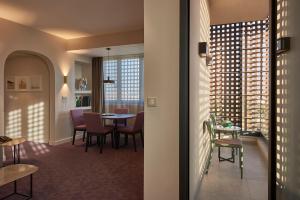 Uma área de estar em M Suite Hotel