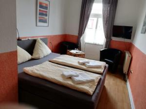 um quarto de hotel com duas camas com toalhas em Hotel Hohenzollernhof em Cuxhaven
