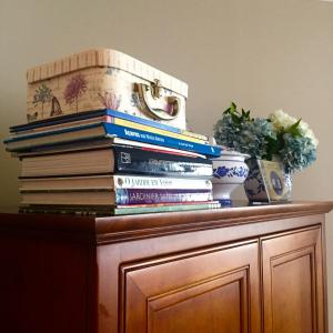 a stack of books sitting on top of a cabinet at Casa da Avó - Vila do Porto in Vila do Porto