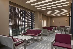 Uma área de estar em M Suite Hotel