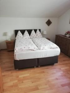 Un pat sau paturi într-o cameră la Haus Georg