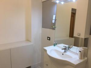 A bathroom at Casa vacanze Circle House Santa Filomena
