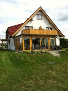 ein Haus mit großem Rasen davor in der Unterkunft Hotel Pension Neptun in Ückeritz