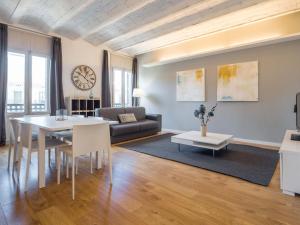 バルセロナにあるレント トップ アパートメンツ ランブラ カタルーニャのリビングルーム(テーブル、ソファ付)