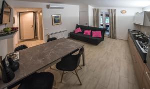 kuchnia i salon ze stołem i kanapą w obiekcie ALL'ANTICO CAMPANILE w mieście Rovigo +4 zdjęcia