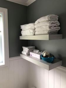 佩爾塞的住宿－格倫木屋，浴室架子上一捆毛巾