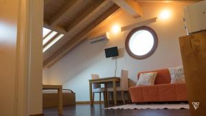 een woonkamer met een oranje bank en een tafel bij Antico Alveo in Camponogara