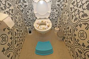 a bathroom with a toilet with toys in the seat at Windekind V1 in Blankenberge +17 photos