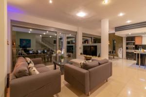 sala de estar amplia con 2 sofás y cocina en Ionian Pearl Luxury Spa Villa en Mesongi