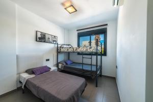sypialnia z łóżkiem i łóżkiem piętrowym w obiekcie Oasis Beach F 3003 w mieście Playas de Orihuela
