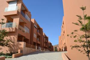an empty street in front of a building at Plage de rêve in Agadir nʼ Aït Sa