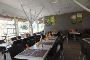 Restaurant o un lloc per menjar a Mobil Home Confortable 873 Camping Siblu La Reserve