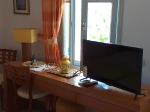 TV a/nebo společenská místnost v ubytování Villa Eleni