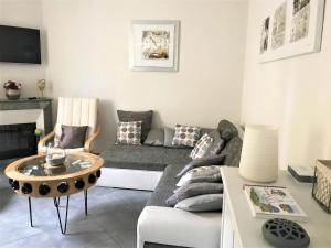 a living room with a couch and a table at LE COEUR MEDOCAIN in Saint-Vivien-de-Médoc