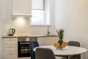 eine Küche mit einem Tisch mit einer Obstschale darauf in der Unterkunft Apartment Lana in Split