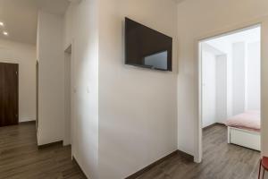 Zimmer mit einem Flachbild-TV an der Wand in der Unterkunft Apartment Lana in Split