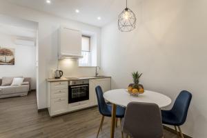 eine Küche und ein Esszimmer mit Tisch und Stühlen in der Unterkunft Apartment Lana in Split