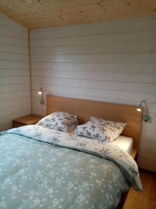 מיטה או מיטות בחדר ב-La Roulotte Julyana