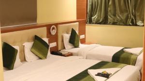 Postel nebo postele na pokoji v ubytování Hotel Aflon midc andheri east