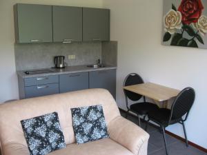 a living room with a couch and a table with chairs at Rustpunt Groote Heide in Heeze