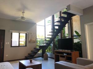 escalera de caracol en una sala de estar con TV en Casa com Piscina Aquecida Privativa en Juquei