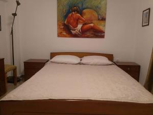 A bed or beds in a room at Art apartment Syngrou