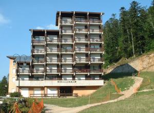 un gran edificio de apartamentos en la cima de una colina en Col de Rousset - App. 2 P, en Rousset