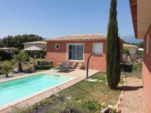 une maison avec une piscine dans une cour dans l'établissement Villa di Pardisoli, à Prunelli-di-Fiumorbo