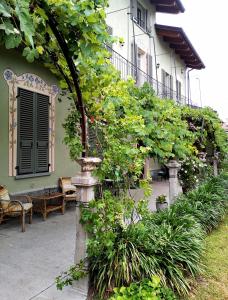 een tuin met een bank en een gebouw bij Tetto alle Rondini in Cuneo