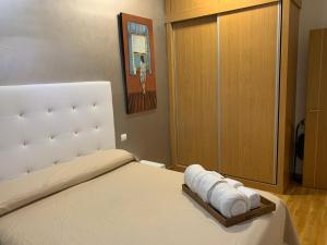 1 dormitorio con 1 cama con cabecero blanco en Cozy apartment Plaza del Pilar - San Felipe, en Zaragoza