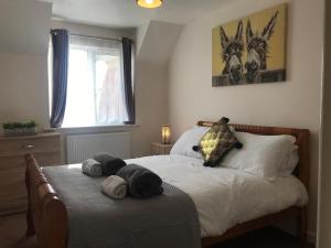 ein Schlafzimmer mit einem Bett mit Handtüchern darauf in der Unterkunft Weston Shore in Southampton