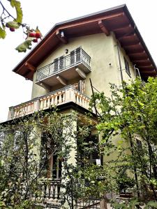 een gebouw met een balkon erboven bij Tetto alle Rondini in Cuneo