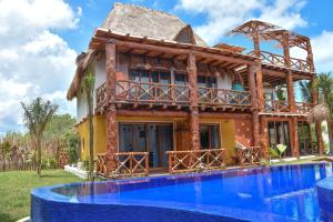 une maison avec une piscine en face de celle-ci dans l'établissement Soho Boutique Holbox - Adults Only, à Holbox