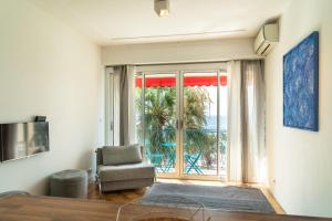 ニースにあるFlorida - Promenade des Anglaisのリビングルーム(椅子、大きな窓付)