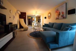 TV a/nebo společenská místnost v ubytování VILA TABARCA QUALITY & LUXURY