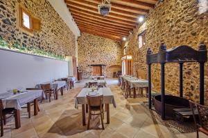 A restaurant or other place to eat at Agroturismo Alquería Blanca