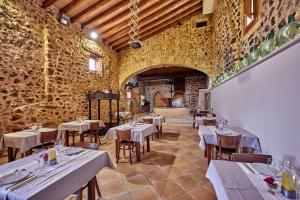 A restaurant or other place to eat at Agroturismo Alquería Blanca