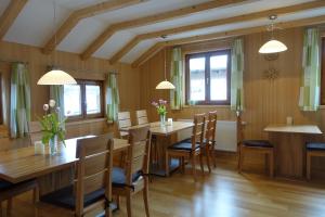 Reštaurácia alebo iné gastronomické zariadenie v ubytovaní Pension Haus Romy
