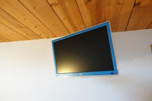 Televízia a/alebo spoločenská miestnosť v ubytovaní Pension Haus Romy