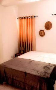 เตียงในห้องที่ Fully equipped 3-bedroom Apt in downtown Praia