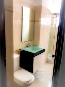 ห้องน้ำของ Fully equipped 3-bedroom Apt in downtown Praia
