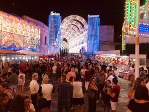 a crowd of people standing in front of a market at night at B&B Santa Lucia in Sogliano Cavour