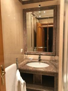 a bathroom with a sink and a mirror at Atlantic Waves Accommodation in Carcavelos