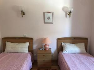 two beds sitting next to each other in a bedroom at Atlantic Waves Accommodation in Carcavelos
