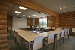 a conference room with a long table and chairs at Vonadziņi in Stāmeriena