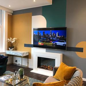 2 bed Chic Apartment in Glasgow City Centre tesisinde bir televizyon ve/veya eğlence merkezi