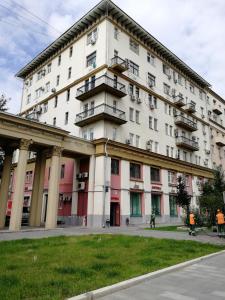 un gran edificio blanco con balcones. en Miracle Apartments on Smolensky Boulevard, en Moscú