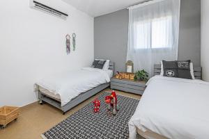 Postel nebo postele na pokoji v ubytování Mitzpush Premium Villa