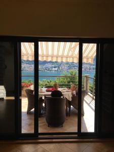 dwoje dzieci siedzących przy stole z widokiem na ocean w obiekcie Villa "M Family" w Kotorze