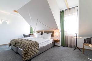 เตียงในห้องที่ Hotel Schöne Aussicht